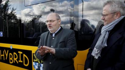 Bild: Hirsch
Busunternehmer Wolfgang Wies (links) erklärt Oberbürgermeister Andreas Feller (rechts) die Funktion des Hybrid-Antriebs beim Stadtbus.