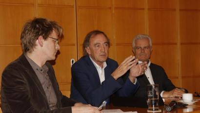 Bild: mfh
Auf dem Podium sitzen (von links) der Initiator der Diskussion, Stefan Thar, Rechtsanwalt Franz Schindler und Politikwissenschaftler Wolf-Dietrich Nahr.