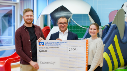 Bild: privat
Julian Bäumler und seine Freundin Maria-Pilar Lindner überreichen den Erlös aus der Tombola an Professor Dr. Selim Corbacioglu.