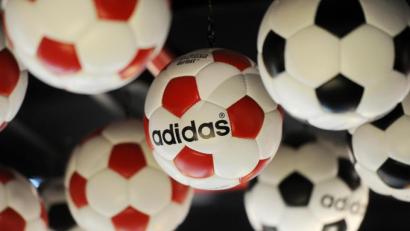 Bild: Tobias Hase/dpa
In Kirchenlaibach dreht sich alles um den Ball.