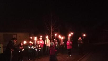 Bild: do
Mit Fackeln und Kerzen in der Hand marschieren Groß und Klein am Lichtmesstag durch Haselbrunn.