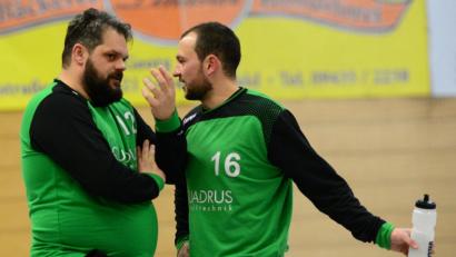 Bild: ham
Was hecken die beiden aus? Martin Strejc (links) und Florian Sturm sind nicht nur beide Trainer der HSG Nabburg/Schwarzenfeld. Sie sind als Torhüter auch der große Rückhalt des Spitzenreiters.