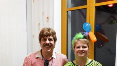 Bild: twg
Vorsitzende Beate Sporrer überreichte Alleinunterhalter Walter Kobel eine Medaille für zehn Jahre musikalische Unterhaltung beim Fasching in Trevesen und erhielt im Gegenzug einen Kalender mit Erinnerungsfotos.