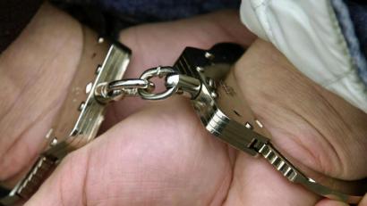 Symbolbild: Boris Roessler/dpa
In Amberg trat ein 50-jähriger Sulzbach-Rosenberger seine dreimonatige Haftstrafe an. Soweit nicht ungewöhnlich, doch der Mann hatte einfach an der Pforte des Gefängnisses geklingelt und wollte dann aber seinen Namen nicht verraten.