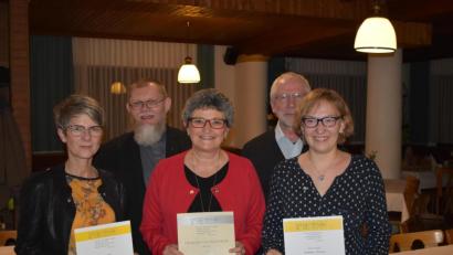 Bild: exb
Ausgezeichnet hat der Kirchenchor Pechbrunn langjährige Mitglieder. Im Bild (von links ) Doris Reiß, Pfarrer Robert Ploß, Sabine Schaller, Chorleiter Karl-Heinz Brand und Kathrin Schröder.