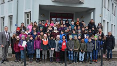 Bild: jr
Die vierten Klassen der Mitterteicher Grundschule besuchten Bürgermeister Roland Grillmeier (links) im Rathaus.