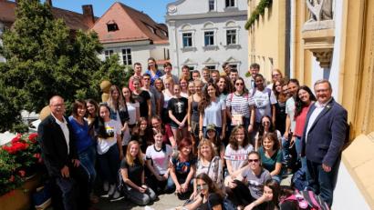 Bild: (grt)
High-School-Schüler aus dem israelischen Kirjat Motzkin sind zu Gast in Amberg. Mit ihren Amberger Freunden von der Fach- und Berufsoberschule werden sie von Bürgermeister Martin Preuß empfangen.