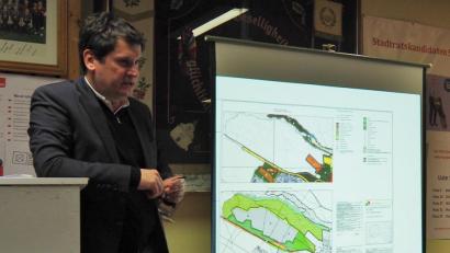 Bild: Bühner
Baudezernent Oliver Seidel zeigt die Planungsentwürfe für West IV.