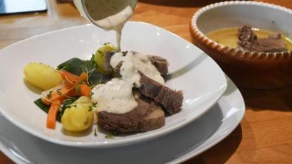 Bild: Gabi Schönberger
Zart und lecker ist die pochierte Frischlingschulter. Dazu gibt es Kartoffeln und Gelbe Rüben sowie eine Mascarpone-Senf-Kräutersauce.