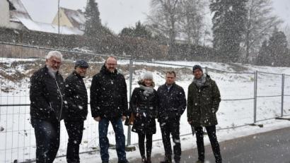 Bild: Lowak
Baustellenbesichtigung bei Schneegestöber (von links): Rupert Troppmann, Simon Wittmann, Andreas Meier, Katrin Weidner, Karlheinz Budnik und Axel Weidner.