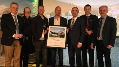Bild: ihl
Zum Tourismuspreis gratulieren Kim Kappenberger und Tom Zeller (Dritter und Vierter von links) Schwandorfs Oberbürgermeister Andreas Feller, Brucks Bürgermesiter Hans Frankl, Minister Hubert Aiwanger, Landrat Thomas Ebeling und der Ortsbürgermeister Harald Bemmerl (von links).
