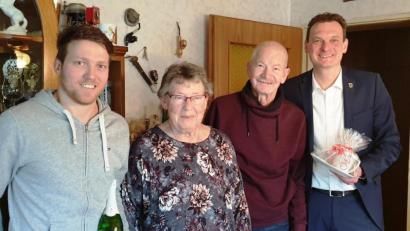 Bild: sm
Zum Jubeltag von Adolf Klein (Zweiter von rechts) gratulierten unter anderem Bürgermeister Ernst Schicketanz (rechts) und 2.SV-Vorsitzender Jochen Kraemer (links)