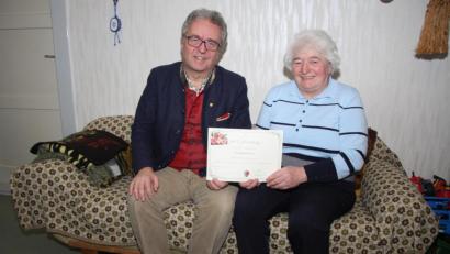 Bild: wro
Maria Bächer wohnt auf einem Bauernhof in Muckenthal. Zum 80. Geburtstag gratulierte Bürgermeister Toni Dutz.