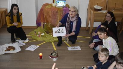 Bild: sck
Anna Maria Nittmann (hinten rechts) und Brigitte Koeser (Mitte) gestalten den Wortgottesdienst für Kinder.