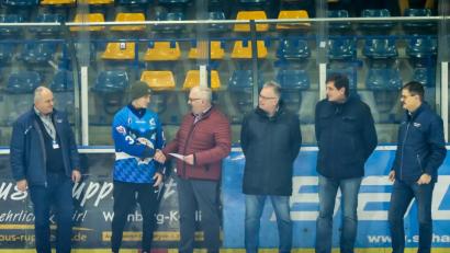 Bild: exb
Die Spende an die Kinderkrebshilfe übergibt Lukas Preßl (Zweiter von links) an Herbert Putzer (Dritter von links).