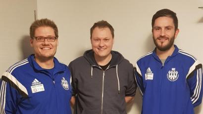 Bild: exb
Die SG-Abteilungsleiter Johannes Krammer (links) und Manuel Gleißner (rechts) mit dem neuen Trainer Daniel Friedl. 	Bild: exb