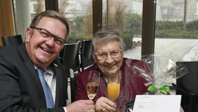 Bild: Petra Hartl
Sie liebt die Musik, singt und spielt mehrere Instrumente. Auch ihre Nähmaschinen hat Karola Bender noch fleißig in Gebrauch. Besonders stolz ist sie auf ihre Kinder, acht Enkel und sieben Urenkel. Im Bürgerspital-Seniorenzentrum in Amberg stößt die Seniorin mit Bürgermeister Martin Preuß auf ihren 90. Geburtstag an.