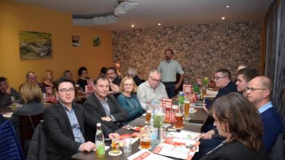 Bild: bnr
Zum Auftakt des Kommunalwahlkampfes hatte der SPD-Ortsverband in das Gasthaus "Adana" eingeladen. Ortsvorsitzende Marianne Schieder (rechts) Landratskandidat Peter Wein (vorne links), sowie die SPD-Kreistags- und Marktratskandidaten stellen sich und ihre politischen Ziele vor.