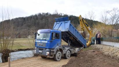 Bild: bö
Die Bauarbeiten für den Fußgängersteg über die Lauterach als zweiten Zugang zum Hammerschloss haben bereits begonnen. Im Haushalt stehen dafür 150 000 Euro parat. An Fördermitteln können 80 Prozent erwartet werden, sagte Bürgermeister Peter Braun.