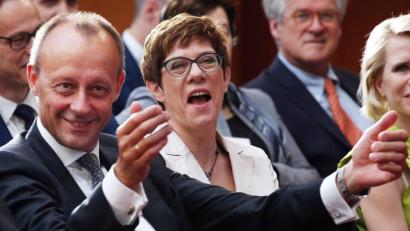 Bild: Wolfgang Kumm/dpa
Friedrich Merz und und Annegret Kramp-Karrenbauer im Sommer 2019 noch in bester Laune.
