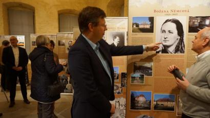 Bild: eib
Vor dem Porträt Božena Němcová unterhalten sich Wolfgang Schwarz (links), Autor der Ausstellung, und Jozo Džambo (rechts), der für die Katalog-Erstellung verantwortlich war.