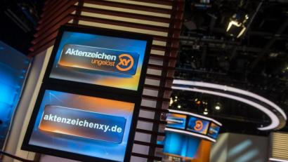 Bild: Matthias Balk
Das Logo der Sendung "Aktenzeichen XY ...ungelöst" ist im Studio auf mehreren Monitoren zu sehen. Foto: picture alliance / Matthias Balk/dpa/Archivbild
