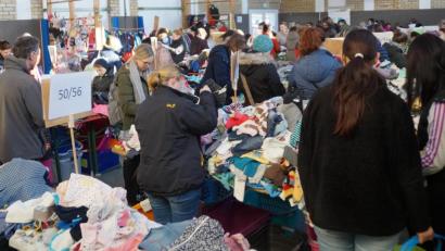 Bild: weu
Eine Riesenauswahl an gebrauchter Kinderkleidung war übersichtlich in der Turnhalle angeordnet. Beim Baby-Basar gab es einen Besucherrekord. So manches Schnäppchen war zu machen.