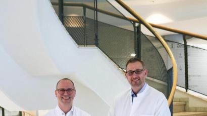 Bild: Klinikum/exb
Dr. Christian Köhler (rechts) ist dem Klinikum Fichtelgebirge schon lange verbunden. Links im Bild Chefarzt Dr. Marco Schmidtmann.