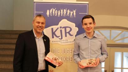 Bild: sfo
Kreisjugendring-Vorsitzender Jürgen Preisinger (links) und KJR-Vorstandsmitglied Fabian Ernstberger halten die Flyer zum Kreisjugendring-Preis in den Händen.