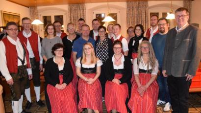 Bild: bö
22 Frauen und Männer umfasst der Vorstand der Blaskapelle St. Ägidius in Schmidmühlen. Vorsitzende sind Richard Fischer und Alexander Böhm (von links). Dazu gratulierte Bürgermeister Peter Braun (rechts).