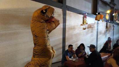 Bild: ndt
Die Besucher des Sportlerballs haben vom Tyrannosaurus Rex nichts zu befürchten: Er will nur spielen.