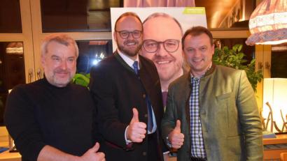 Bild: fz
CSU-Vorsitzender Rainer Schmeidl sieht in Landrat Andreas Meier und Bürgermeister Anton Kappl (von links) Garanten erfolgreicher Arbeit für die Menschen.