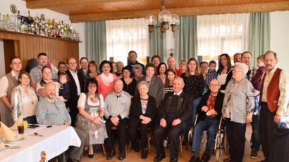 Bild: fjo
Mit der ganzen Familie, den Vereinen und Bürgermeisterin Margit Kirzinger feiert Elfriede Friedl (sitzend, Dritte von rechts) ihren 90. Geburtstag.