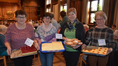 Bild: jr
Erlebenswert das selbstgebackene Kuchenbufett der Landfrauen. Mehr als zwanzig Kuchen standen in der Auswahl bereit.