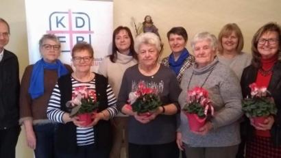 Bild: u
Für 25- und 40-jährige Treue zeichnet der Katholische Frauenbund Hirschau einige Mitglieder mit silbernen und goldenen Ehrennadeln aus (von links): Pfarrer und geistlicher Beirat Johann Hofmann, Irmgard Müller, Maria Ott (40 Jahre), Gerlinde Siegert, Margareta Schadl (40 Jahre), Irmgard Sellmeyer, Edith Hermann (40 Jahre), Maria Maier (25 Jahre), Luise Viehauser (25 Jahre) und stellvertretende Bezirksleiterin Kerstin Aufschneider.