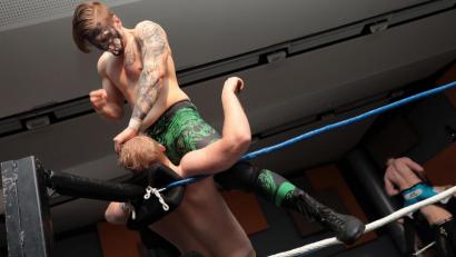 Bild: Wolfgang Steinbacher
Hängt ein Wrestler in den Seilen, geht es oftmals erst richtig los.