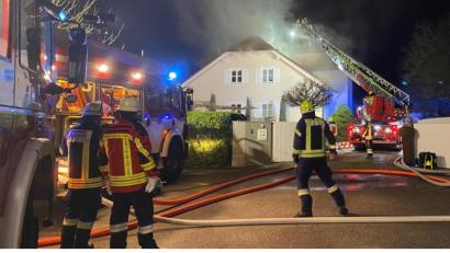 Bild: alexander Auer
Die Einsatzkräfte vor Ort beim Feuer in Tegernheim.