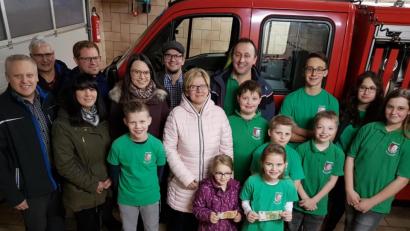 Bild: hzi
Eine Abordnung der SPD Kirchenthumbach übergibt an die Kinderfeuerwehr von Heinersreuth 150 Euro.