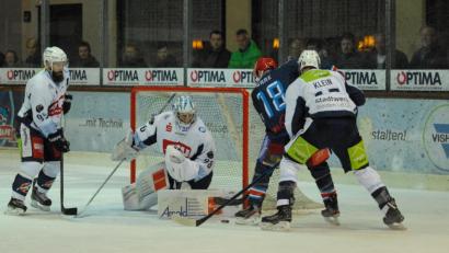 Bild: gb
In Selb steigt am Freitag um 20 Uhr das wie immer brisante Derby zwischen den Wölfen und den Blue Devils Weiden. Das Bild zeigt eine Szene vom ersten Duell in dieser Saison, das die Oberpfälzer am 11. Oktober unglücklich mit 2:3 nach Verlängerung verloren. Von links: Barry Noe, Goalie Jonas Neffin, der Selber Landon Gare und Adrian Klein.