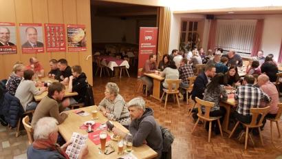 Bild: exb
Die Gemeinderatskandidaten unterhalten sich mit den Bürgern.