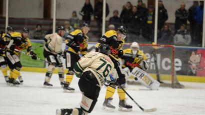 Bild: Andreas Brückmann
Der ERSC Amberg (in Schwarz Daniel Troglauer) gewann im Heimspiel mit 3:1 gegen den EV Moosburg.