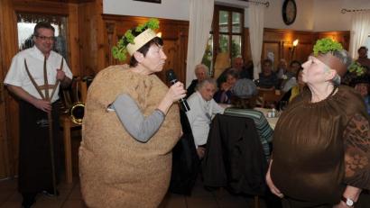 Bild: gf
Ilse Güntner (rechts) und Gertrud Weigl streiten sich als wamperte Semmel- und Leberknödel, sehr zur Freude von Andreas Kopf (hinten links) und den gut 200 Gästen beim Wurtsuppen-Foahrn in Altmannshof.