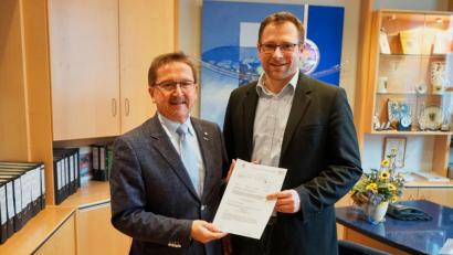 Bild: exb
Hans Donko (links), Vorsitzender der Steinwald-Allianz, freut sich mit Geschäftsführer Martin Schmid über den Förderbescheid.