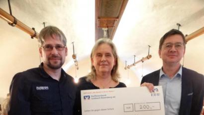 Bild: ct
Stefan Schertl (links) und Markus Graf bedanken sich bei Kornelia Schmid vom Verein "Pflegende Angehörige" mit einem Blumenstrauß und einer Spende.