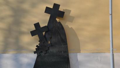Archivbild: gi
Das alte Kriegerdenkmal „Die weinenden Frauen“ soll einen Platz im Friedhof bekommen.