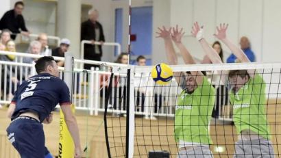 Bild: Hubert Ziegler
Ein Block wie eine Wand - das würde den Amberger Volleyballern in Marktredwitz helfen.