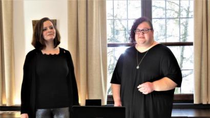 Bild: ubb
Das Duo "Soulmate", Stefanie Gröger und Bettina Mildner (v. li.), sang sich in die Herzen der Zuhörer, die danach reichlich für die Familie Bauer spendeten.