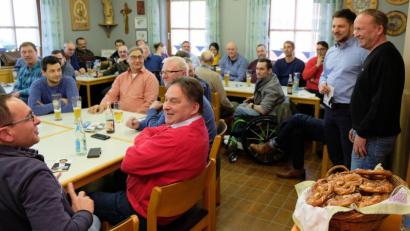 Bild: mab
Nicht nur Freibier, Brezen und Weißwürste hatten die zahlreichen Besucher in das Feuerwehrhaus in Sonnenried gezogen. Reichlich politische Themen wurden durch Peter Neumeier (Zweiter von rechts) und Listenführer Reiner Hasenkopf (rechts) gesetzt und eingehend diskutiert.