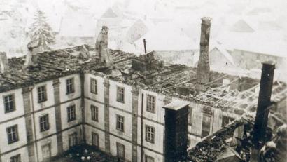 Bild: sön
Hier sieht man das ganze Ausmaß der Zerstörung: Der Südflügel (Mitte) und ein Teil des Ostflügels (links) des Klosters Ensdorf aus Richtung des Kirchturms gesehen.