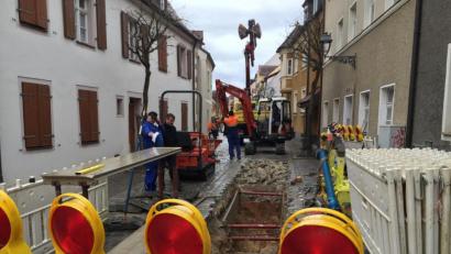 Bild: exb
130 Gas- und Wasserhausanschlüsse, 2500 Meter Gas- und Wasserleitung, 3500 Meter Mittelspannungskabel, 2000 Meter Niederspannungskabel und zwei Trafostationen werden heuer von den Stadtwerken ausgewechselt (im Bild die Lange Gasse in Amberg).